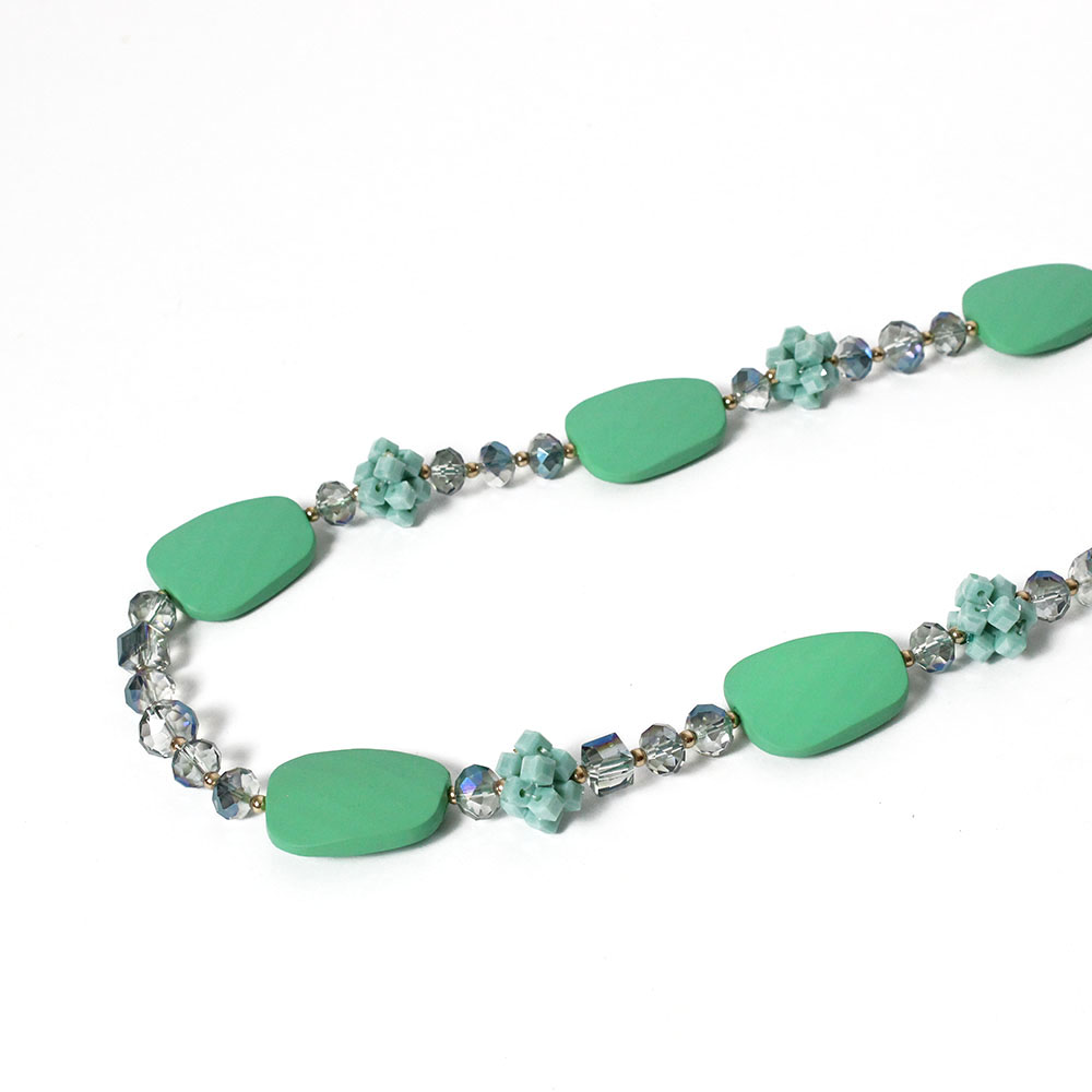 Collana lunga verde con cristalli Karila